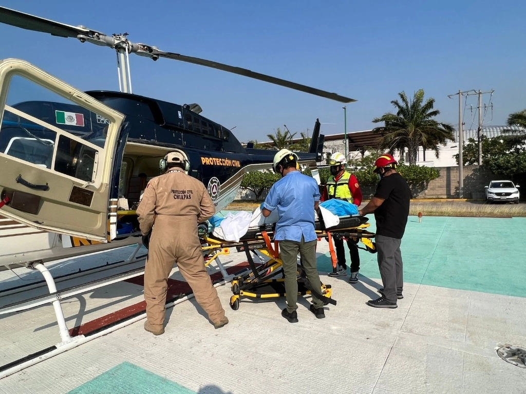 Protección Civil de Chiapas informó que trasladó en aeronaves del gobierno a dos pacientes que requerían atención médica especializada. Foto La Jornada