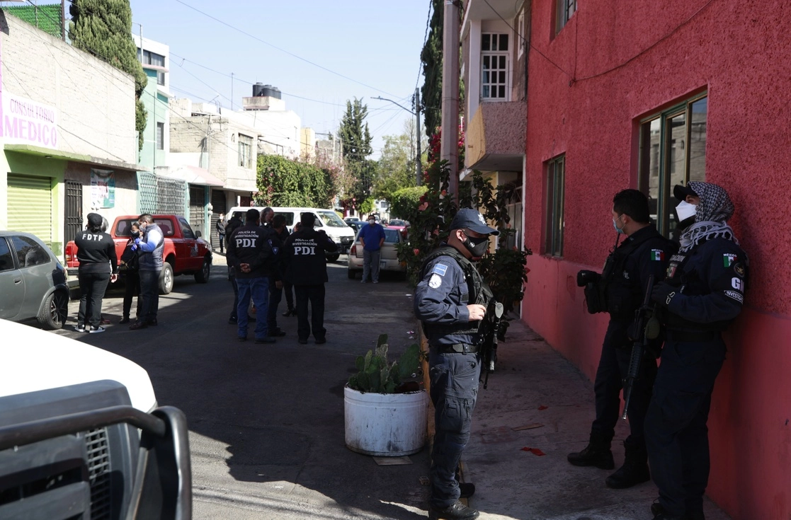 Elementos policiacos durante un operativo en la alcaldía Iztapalapa, donde aseguraron un inmueble donde presuntamente se cometía el delito de trata de personas y pornografía infantil. Foto Alfredo Domínguez / Archivo