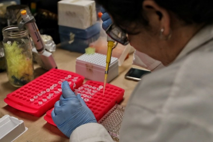 Investigadores de la Universidad de Oxford encontraron que el tratamiento usado contra el VIH no tiene ningún efecto benéfico en pacientes Covid. Foto Marco Peláez / Archivo