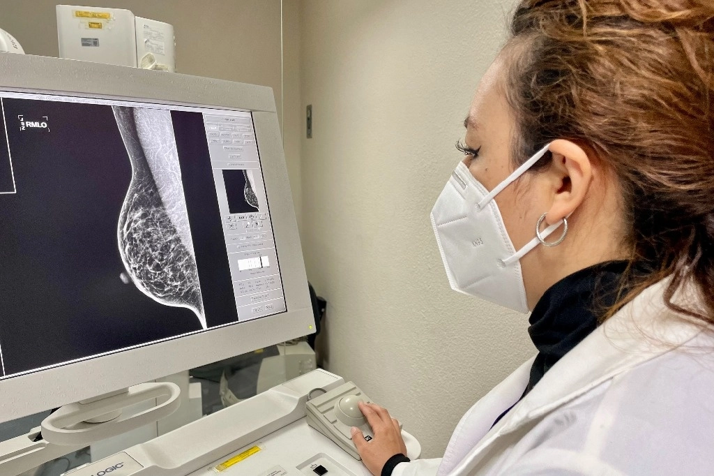 Cada día se aplica quimioterapia a 80 derechohabientes en el Hospital de Gineco-Obstetricia número 3 del Centro Médico Nacional La Raza. Foto Roberto García Ortiz / Archivo