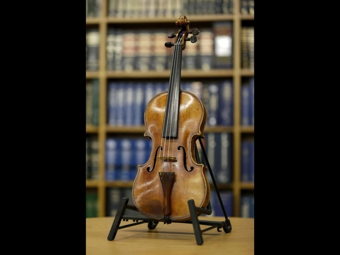 Violín Ames Stradivarius robado al músico polaco-estadunidense Roman Totenberg en 1980 y devuelto años después a la familia del artista por una mujer. Foto Ap