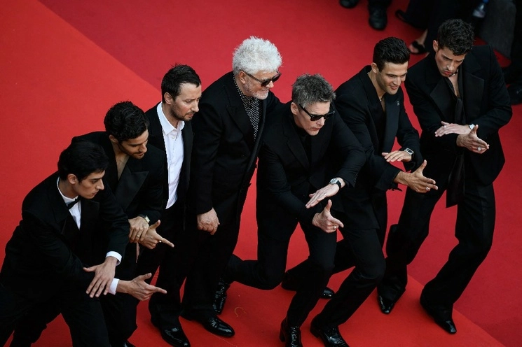 De izquierda a derecha, George Steane, José Condessa, Anthony Vaccarello, Pedro Almodóvar, Ethan Hawke, Jason Fernández y Manu Ríos, ayer a su llegada a la proyección de la cinta. Foto Afp 