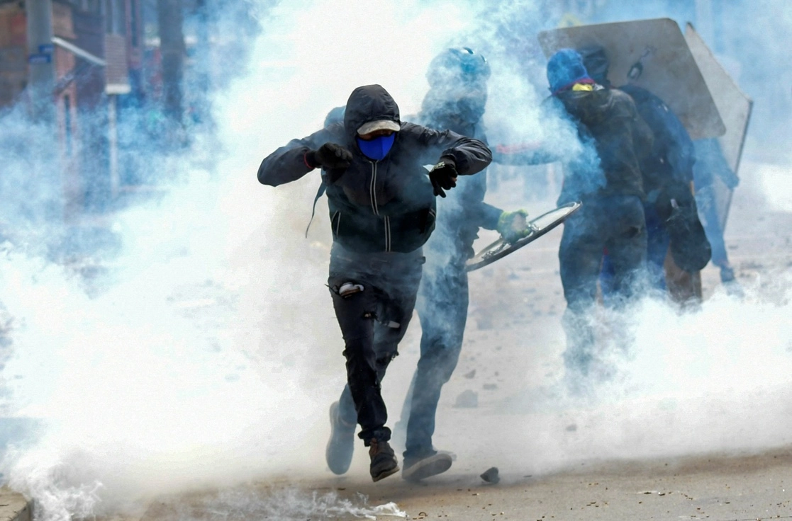 El viernes, el mandatario Iván Duque ordenó el despliegue máximo de asistencia militar a la policía en Cali. En la imagen, choques en la ciudad de Facatativá, ayer. Foto Afp