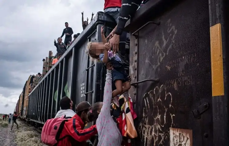 El tema migratorio debe atenderse desde un enfoque de derechos humanos, dijo ayer la ministra Yasmín Esquivel al dictar una conferencia magistral en Tapachula, Chiapas. Destacó que según datos oficiales, en promedio 2.19 indocumentados son víctimas cada día de algún crimen en su paso por México. En la imagen, extranjeros abordan el tren en los límites de Hidalgo y estado de México. Foto Cuartoscuro