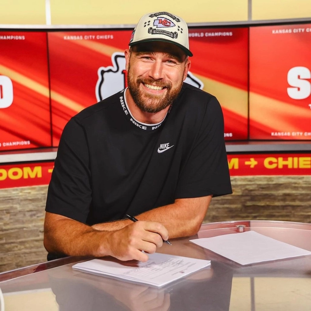 El ala cerrada quedó así ligado hasta 2027 con los Chiefs, la nueva dinastía de la NFL que lidera en el campo junto al 'quarterback' Patrick Mahomes. Foto Instagram @chiefs