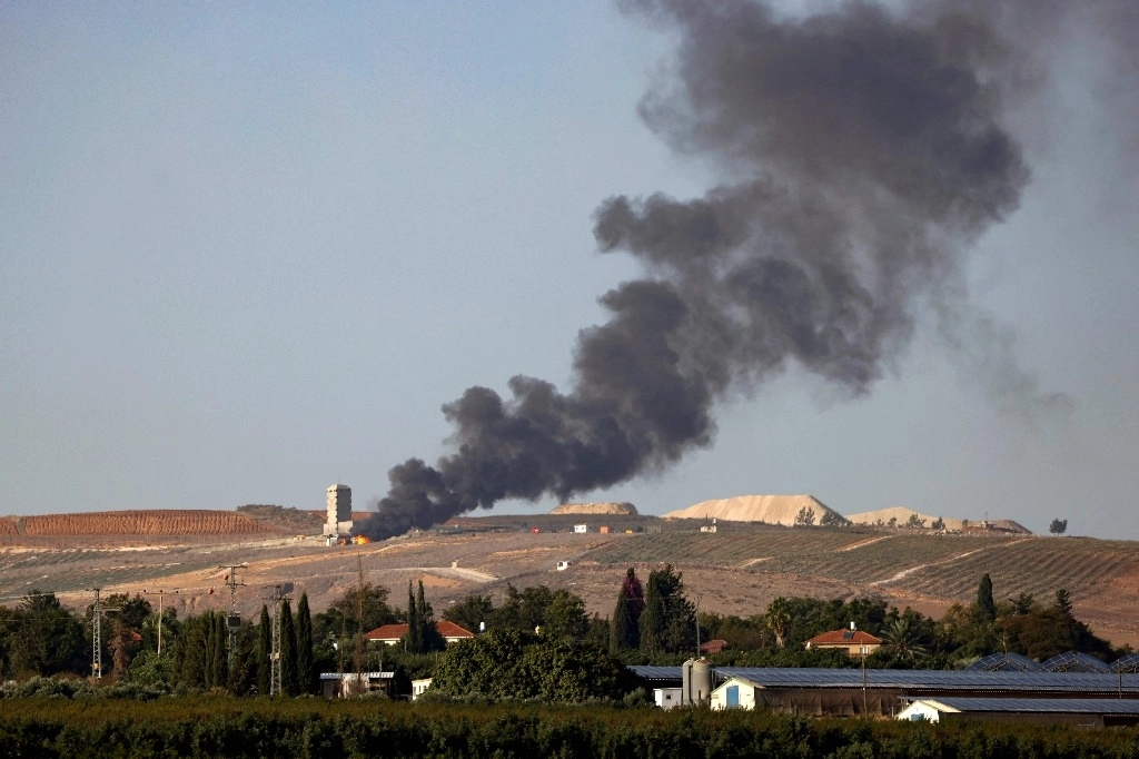 Fotografía tomada desde el lado israelí de la frontera, que muestra llamas y humo después de un bombardeo, al sur de la franja de Gaza. Foto Afp 