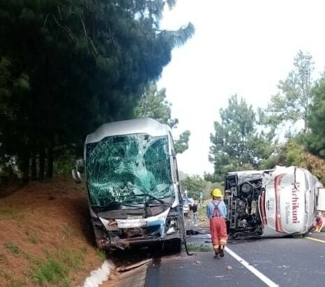 Paramédicos de varios municipios apoyaron a los lesionados. Foto @GVMX1