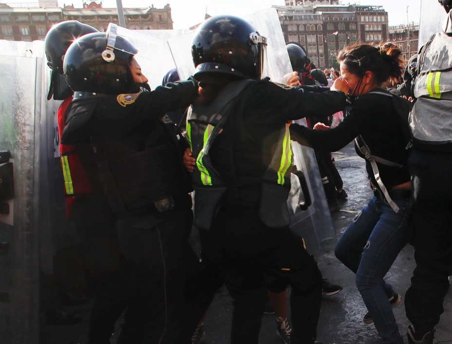 Los colectivos feministas enfrentaron a las mujeres policías que resguardaban los inmuebles públicos. Foto Víctor Camacho