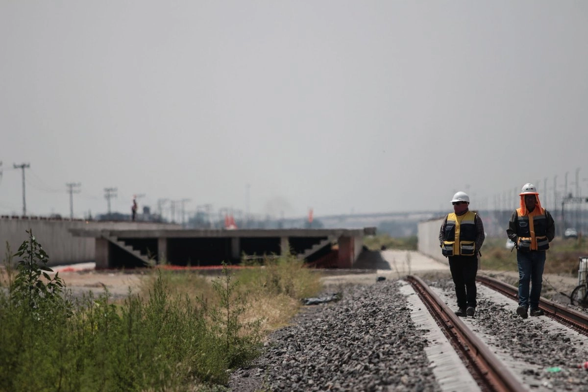 Se están acelerando las obras en las inmediaciones del Felipe Ángeles porque este tramo en específico debe quedar concluido antes de que se inaugure el tren Buenavista-AIFA, dijo el general Gustavo Vallejo.  