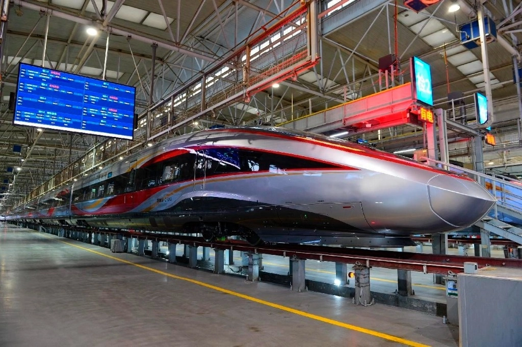 Un tren bala Fuxing recibe mantenimiento en Xi’an, provincia de Shaanxi, en el noroeste de China. Foto Tang Zhenjiang