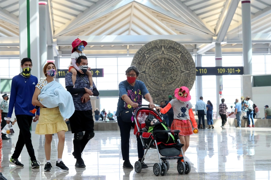 A una semana de su inauguración, miles de personas visitaron ayer las instalaciones del Nuevo Aeropuerto Internacional Felipe Ángeles. Foto Roberto García Ortiz 