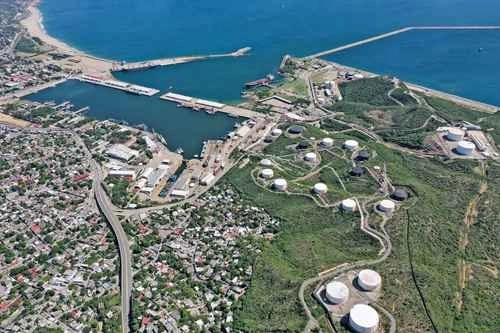 La presidenta Claudia Sheinbaum dijo que no sólo representa el cruce y conexión entre los dos océanos: Pacífico y Atlántico, sino que también cuenta con una conexión al Tren Maya, la refinería de Dos Bocas y con cuatro puertos de la región. Foto Pablo Ramos / Archivo