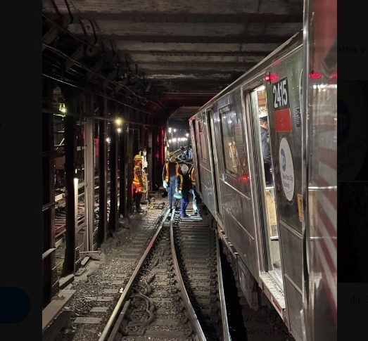Unas 300 personas fueron evacuadas del tren de pasajeros que se descarriló. Foto @nycemergencymgt