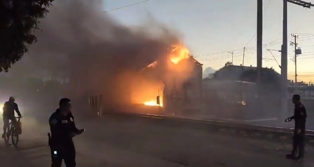 Los bomberos combatían un incendio en una antigua estación del tren. Foto tomada de redes sociales
