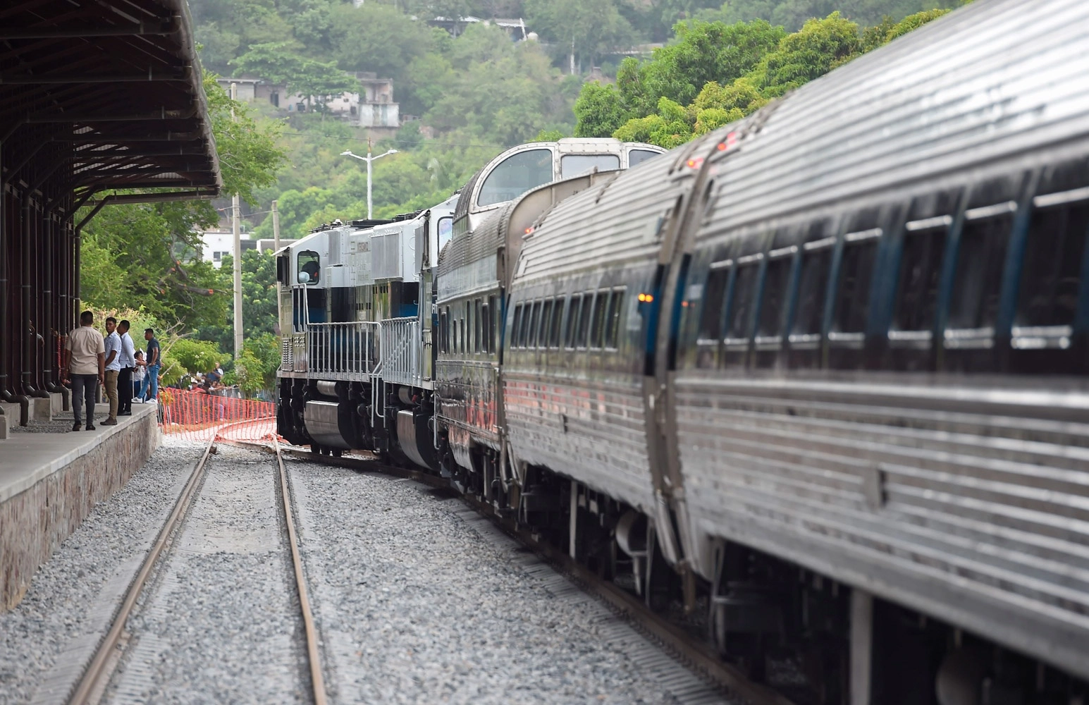 El tren del corredor interoceánico empezó a operar ya con en el ramal del transporte de carga y en diciembre estará listo para el traslado de pasajeros. Foto cortesía Presidencia de México