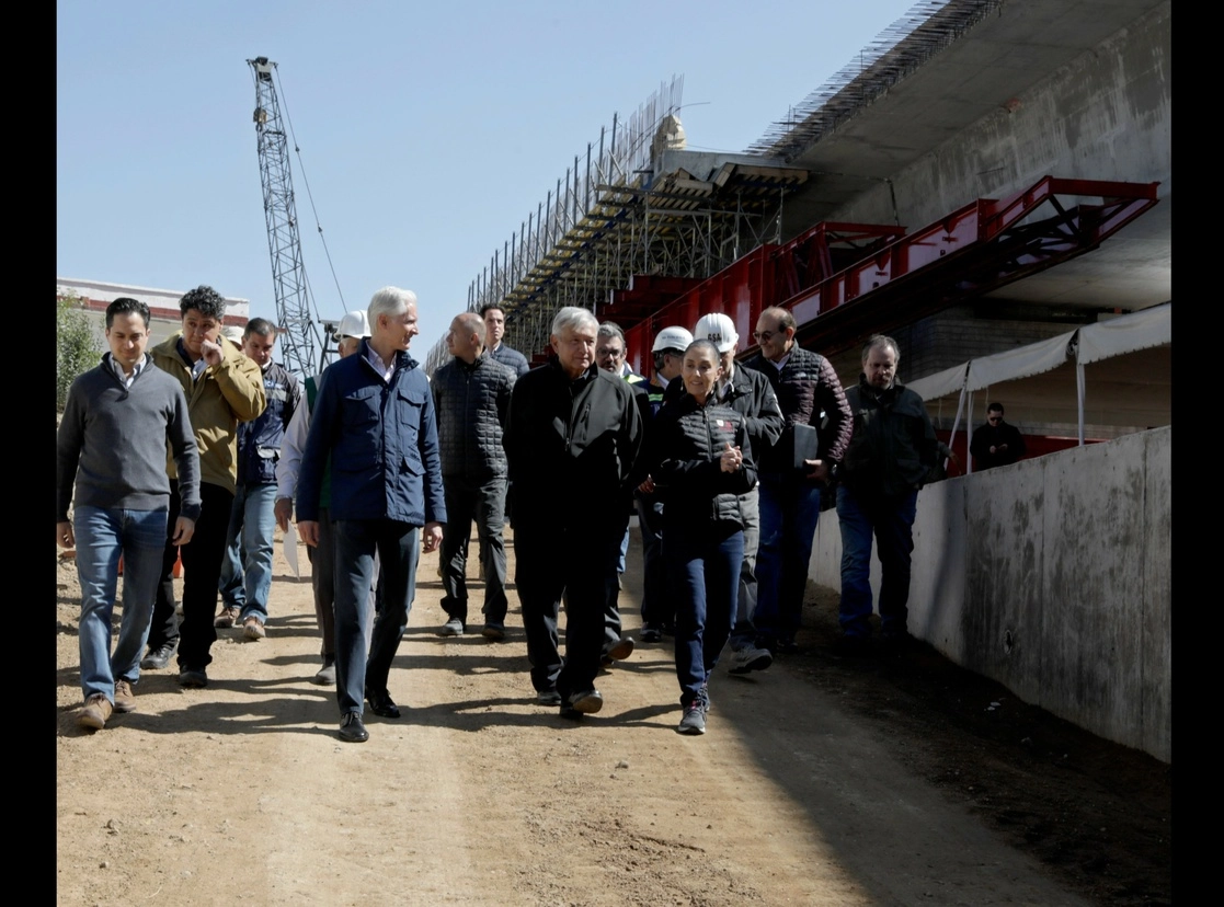 El presidente López Obrador, la mandataria capitalina, Claudia Sheinbaum y el gobernador de Edomex, Alfredo del Mazo, recorren los trabajos del Tren Interurbano. Foto Tomada del Twitter @alfredodelmazo 