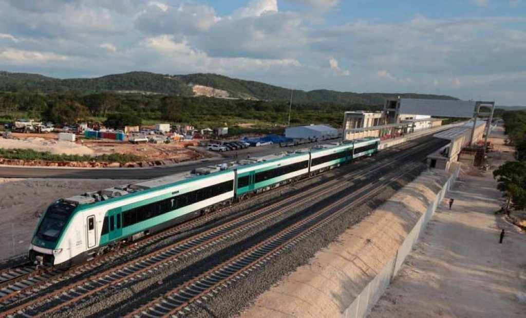El Tren Maya durante su primer recorrido de prueba de Campeche rumbo a Mérida, Yucatán, el pasado 1 de septiembre de 2023. Foto Cuartoscuro