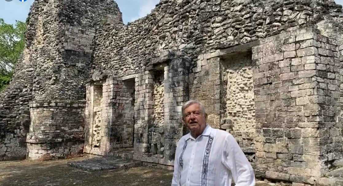 El presidente Andrés Manuel López Obrador, durante una visita de la Zona Arqueológica de Chicanná, poblado de Xpujil, en Campeche. Captura de imagen del video publicado en Facebook @lopezobrador.org.mx