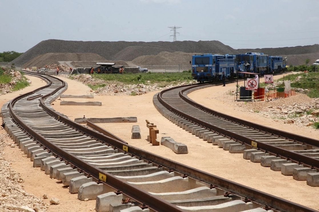 Trabajadores realizan acomodo y armado de las vías férreas en el Tramo 3 del Tren Maya, en los municipios de Calkiní-Izamala y Chocholá. Foto Cuartoscuro / Archivo