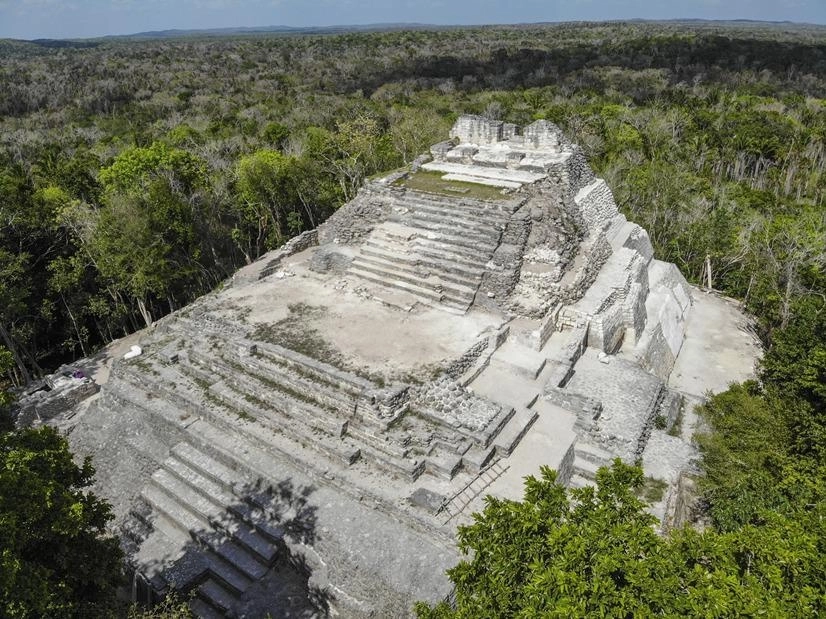 Como parte de los trabajos asociados al proyecto ferroviario, el director del INAH, Diego Prieto, anunció acciones de investigación y rehabilitación en los complejos arqueológicos Ichkabal (imagen) y Paamul II, ubicados en Quintana Roo. Informó que 450 arqueólogos y 900 profesionales se abocaron a los trabajos en los tramos 4 y 5. En la mañanera, el presidente Andrés Manuel López Obrador celebró que se hayan finiquitado todos los litigios contra la obra. Foto cortesía INAH 