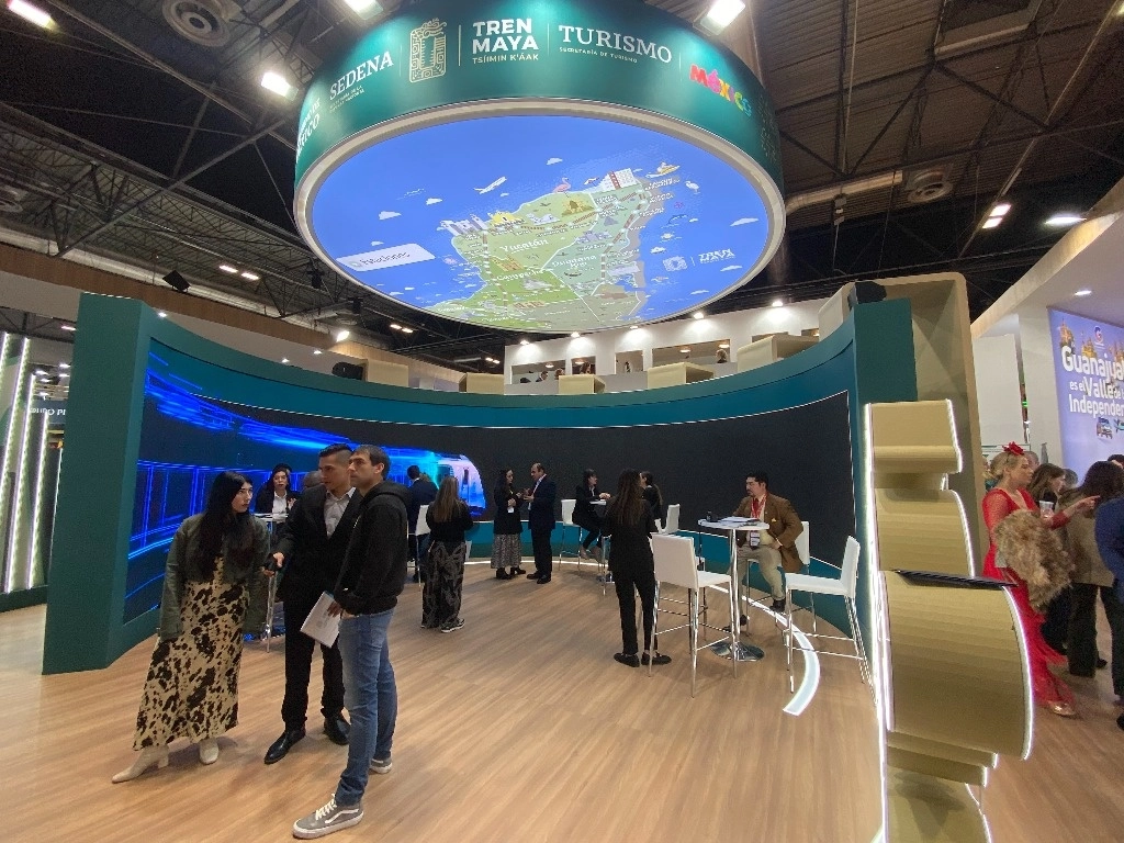 El espacio dedicado al Tren Maya está en el corazón del pabellón mexicano. Foto Armando G. Tejeda