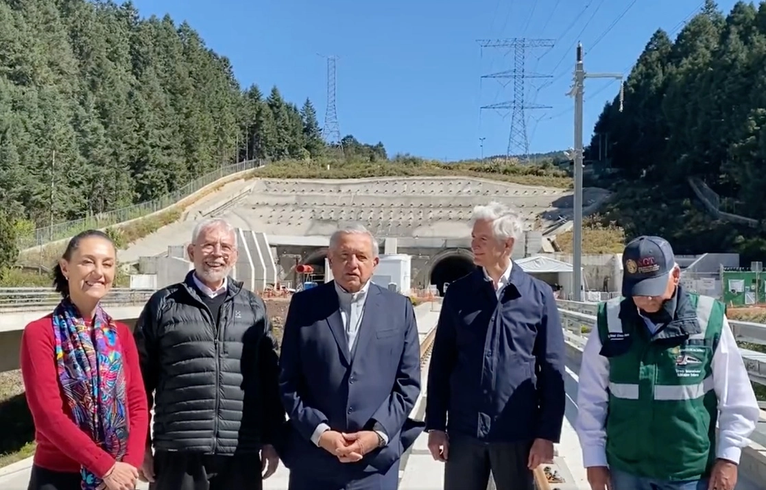 El presidente Andrés Manuel López Obrador junto a la Jefa de Gobierno de la Ciudad de México, Claudia Sheinbaum, el secretario de Comunicaciones y Transportes, Jorge Arganis, y el gobernador del estado de México, Alfredo del Mazo, durante la supervisión de la construcción del tren México-Toluca. Captura de imagen tomada del video subido a la cuenta de Twitter @lopezobrador_