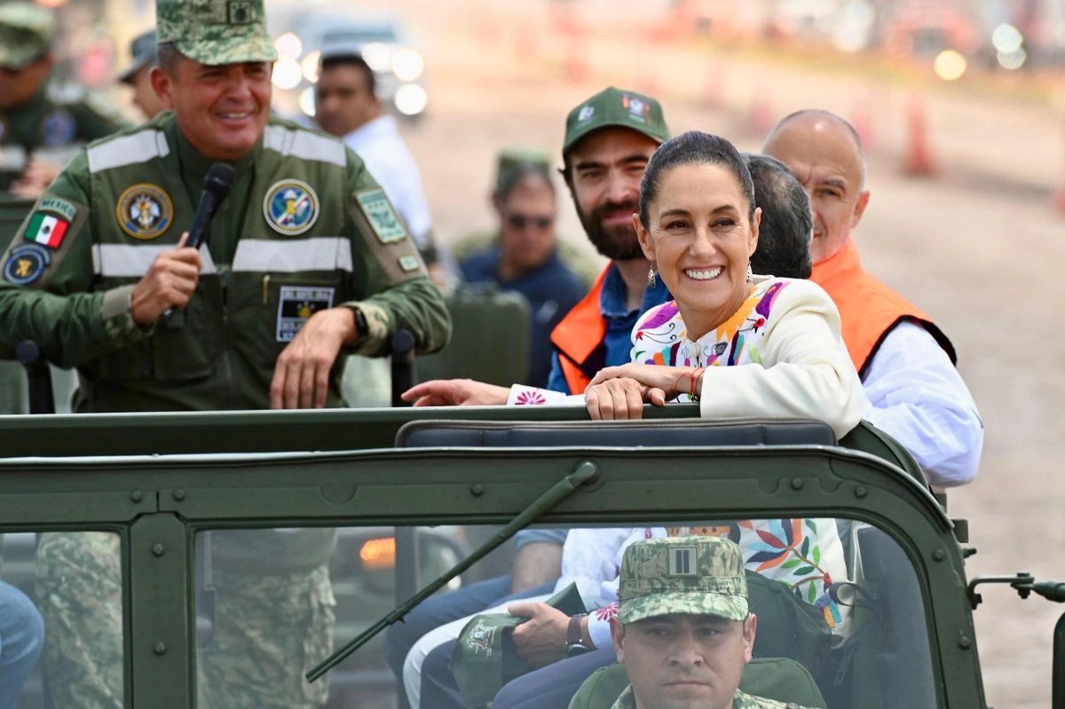 Acompañada por funcionarios y personal militar, la mandataria supervisó ayer el avance de las obras del tren, en el que se invertirán 47 mil millones de pesos. 
