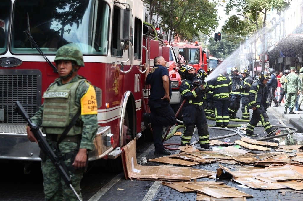 Los bomberos heridos fueron canalizados a hospitales para su atención luego de la volcadura del camión cisterna en el que se transportaban. Foto Alfredo Domínguez / Archivo 