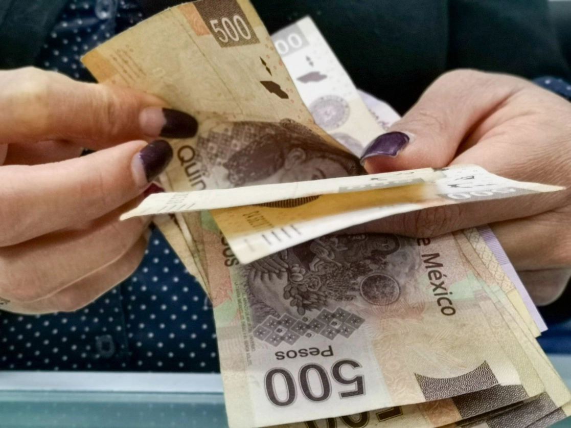 El estudio Servicios Financieros 2021 de la AMVO reveló que el 28 por ciento de titulares de cuentas bancarias vive al día y gasta todo lo que gana. Foto Cuartoscuro / Archivo