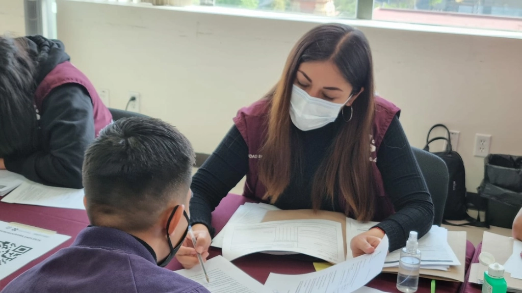 En la encuesta, 57 por ciento de entrevistados declara trabajar horas extra al menos una vez a la semana. Foto tomada de la cuenta de Twitter @TrabajoCDMX