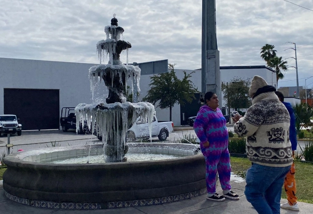 El temporal azotó el noreste del país con nevadas y precipitaciones de aguanieve. En los dos estados, además de Coahuila, las temperaturas oscilaron entre dos y nueve grados bajo cero. Se informó de suspensión de clases, cierres de carreteras y daños en tuberías y cultivos. La imagen, en Matamoros, Tamaulipas. Foto Julia Le Duc