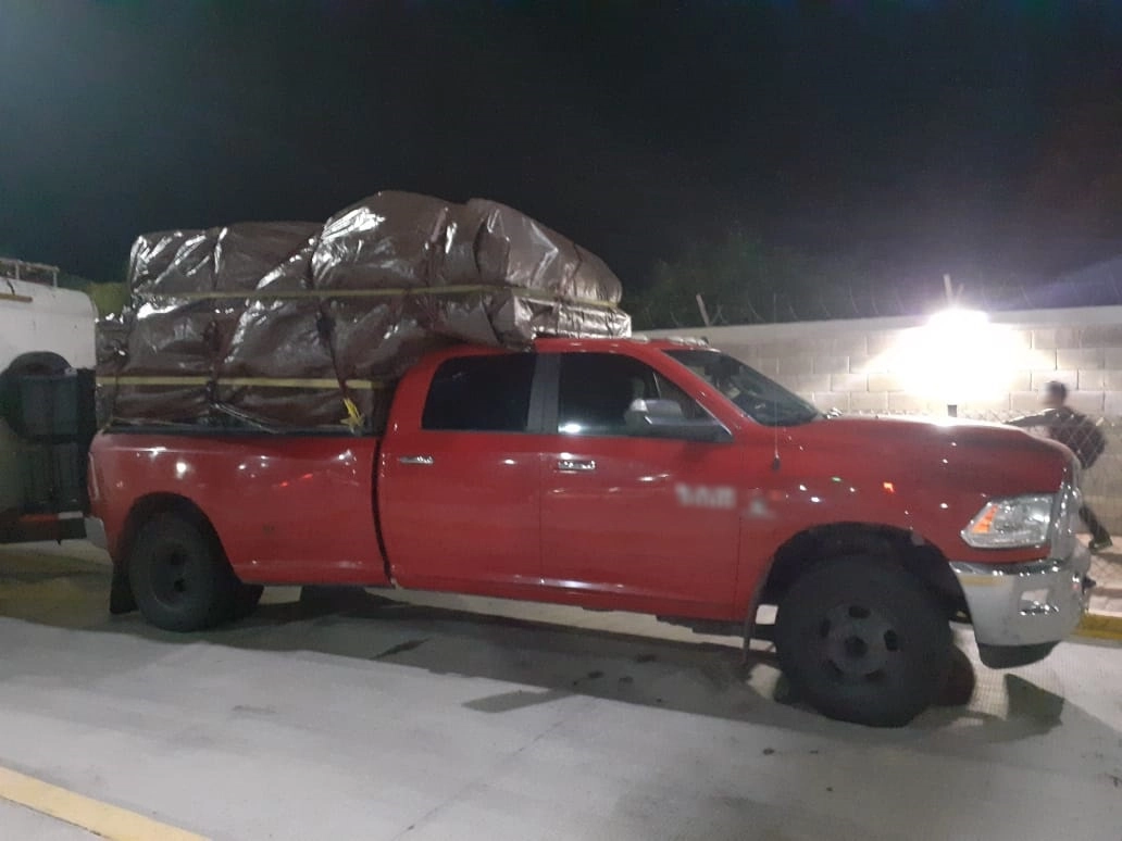 En Coahuila, integrantes de la Guardia Nacional, en coordinación con personal de la Agencia Nacional de Aduanas de México, detuvieron a tres personas que pretendían introducir al país más de 2 mil cartuchos útiles en el Puente Internacional Acuña. Imagen tomada de @GN_MEXICO_