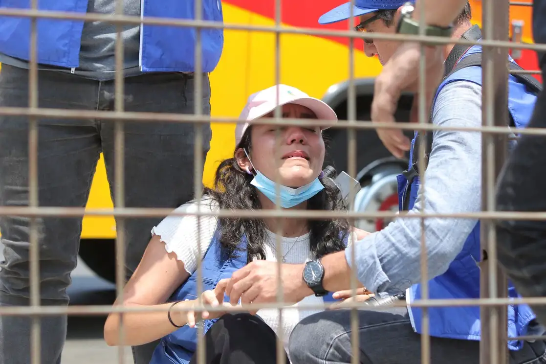 Una familiar de un interno en la cárcel Guayas 1 de Guayaquil llora afuera del complejo, el 6 de octubre de 2022. Foto Afp 