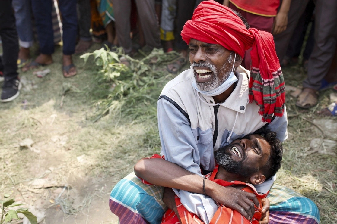Bangladesh inició este lunes un confinamiento de siete días para combatir una nueva ola del virus. Foto Ap