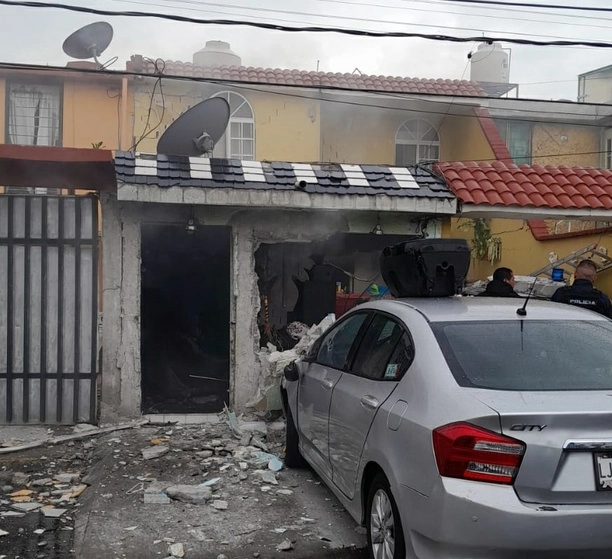 La acumulación de gas generó una fuerte explosión en una casa de la colonia Plazas Aragón en Neza. Foto La Jornada