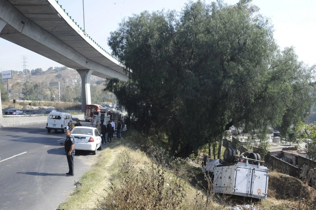 El accidente ocurrió sobre la carretera Tlalnepantla-Cuautitlán, a la altura de la colonia Loma Bonita en Cuautitlán, Edomex. Foto Cuartoscuro / Archivo
