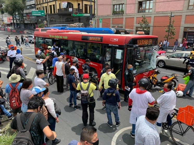 Una unidad del Metrobús chocó contra un motociclista entre el Eje Central e Hidalgo. Tres personas resultaron heridas. Foto Alfredo Domínguez