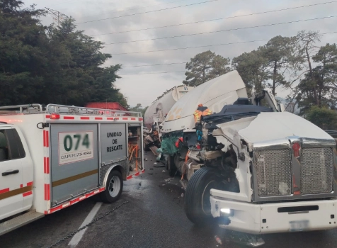 Dos tráileres chocaron en la autopista México-Cuernavaca a la altura del pueblo de Tres María, en el municipio de Huitzilac; los conductores de ambas unidades fueron trasladados a un nosocomio para recibir atención médica. Foto 
