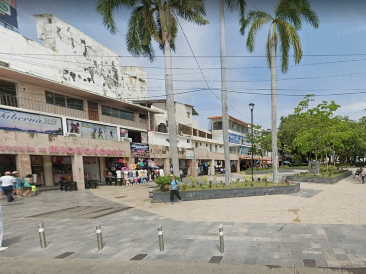 Tres personas resultaron lesionadas, luego de una explosión ocurrida en una de las jardineras del zócalo de Acapulco. Foto tomada de Google Street View / Archivo