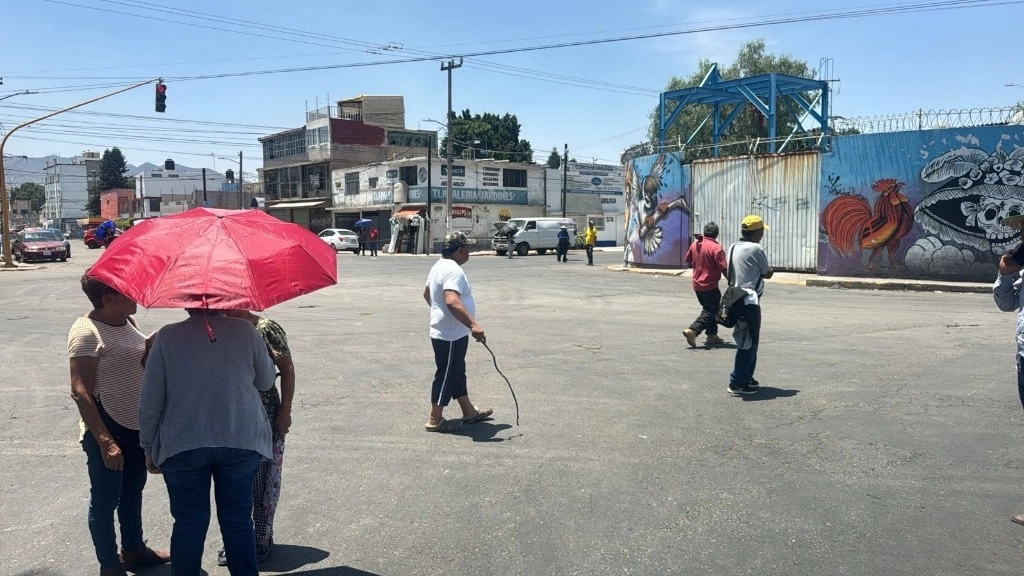 Vecinos de tres colonias de Ecatepec protestaron por que tiene más de tres meses sin servicio de agua. Foto La Jornada