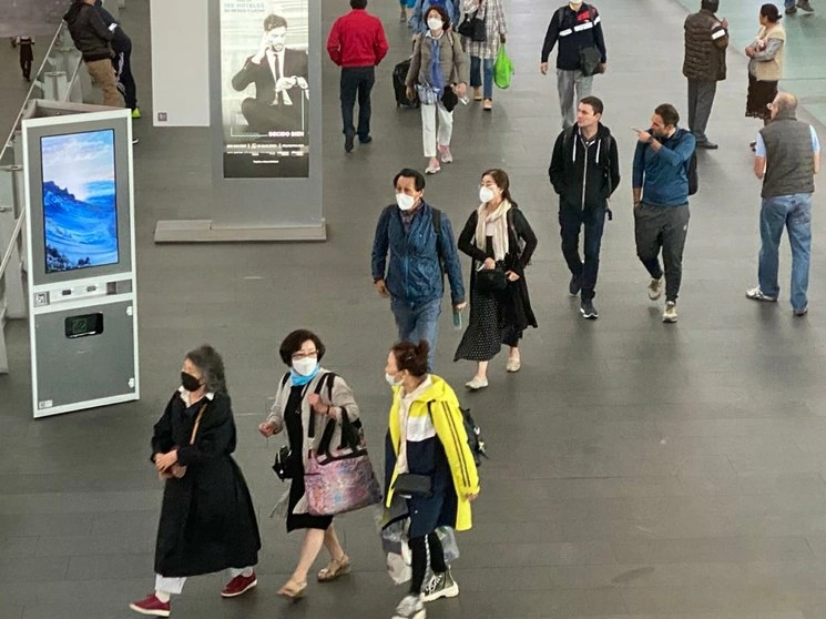 Turistas coreanos se protegen con cubrebocas en el Aeropuerto Internacional de la Ciudad de México. Foto 'La Jornada'
