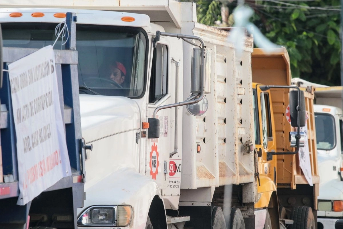 La Asociación de Transportistas de Carga de Nuevo Laredo señaló que decenas de camiones permanecen paradas debido a que sus operadores esperan recibir citas para las valoraciones médicas o para recibir sus licencias. Foto  