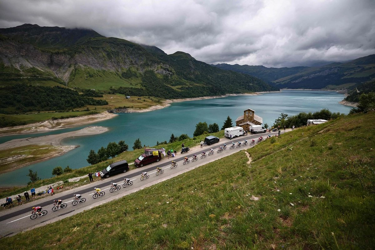 El pelotón pasa junto al lago Roselend durante la 19 etapa del Tour de Francia, el 25 de julio de 2025. Foto 