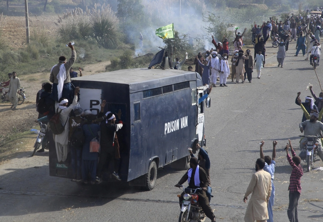 Miles de simpatizantes de un partido islamita radical se concentraron en una carretera en el poblado de Sadhuke durante su marcha hacia Islamabad, el 27 de octubre de 2021. Foto Ap 