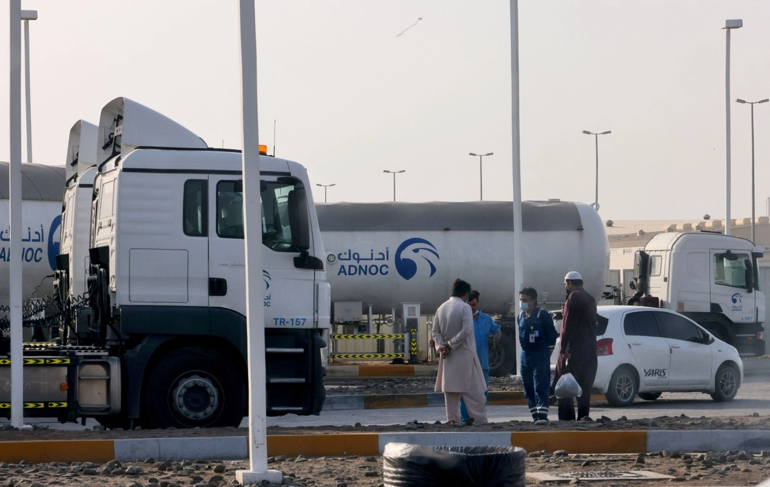 Dos indios y un paquistaní murieron tras una explosión de camiones cisterna en una planta de la empresa de petróleo ADNOC, cerca del aeropuerto de Abu Dabi, el 17 de enero de 2022. Foto Afp 