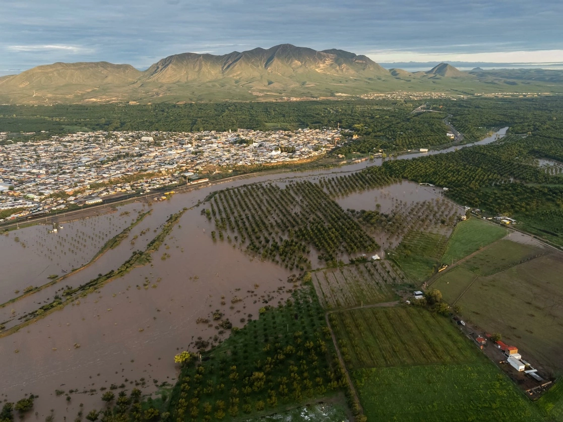 El desbordamiento del río Florido, en el municipio Camargo, Chihuahua, inundó plantaciones de nogal entre el lunes y este martes. En la entidad cinco mil 400 hectáreas de alfalfa, chile y sandía, entre otros cultivos, en la región centro-sur del estado fueron afectados por la recientes lluvias. Foto ‘La Jornada’