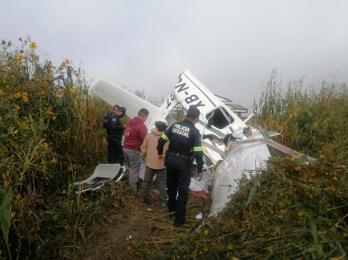 Tres personas murieron como consecuencia del desplome de la avioneta que tripulaban sobre el Valle de Toluca. Foto cortesía de la policía estatal mexiquense