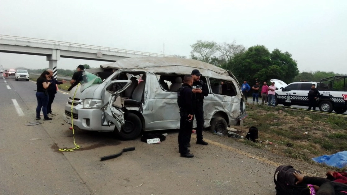 Según reportes, el accidente ocurrió en el km 089+500, en la zona denominada herradura de Carlos A. Carrillo, cuando una unidad tipo van en la que viajaban varias personas se volcó y quedó en medio de la cuneta central que divide los carriles. Foto Eirinet Gómez