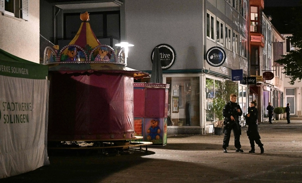 La policía patrulla el 24 de agosto de 2024 cerca del lugar donde al menos tres personas murieron y varias resultaron heridas cuando un hombre las atacó con un cuchillo el 23 de agosto de 2024 por la noche en Solingen, Alemania occidental, según los medios alemanes, mientras la ciudad celebraba su 650 aniversario. Foto Afp 