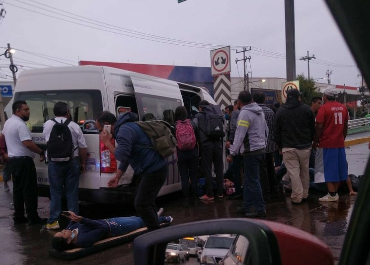 Varios de los lesionados esperaron la atención médica sobre el asfalto. Foto La Jornada